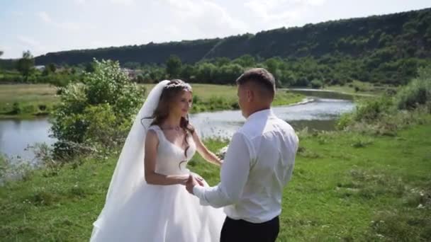 Casal Jovem Noiva Amor Noivo Dia Casamento Perto Rio Desfrute — Vídeo de Stock