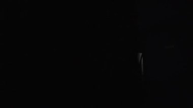 Silüet gelinlik pencerenin önünde mankenin üzerinde duruyor. Yüksek kaliteli FullHD görüntüler