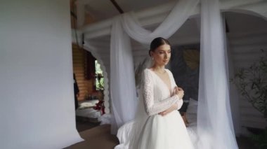 Gelin damadı bekliyor. Düğün günü. Önce fotoğraf stüdyosuna bir bak. Yüksek kaliteli FullHD görüntüler