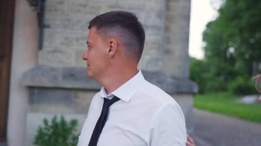 Gülümseyen çift, adam gelinin eline dokunuyor, beyaz duvak. Yüksek kaliteli FullHD görüntüler