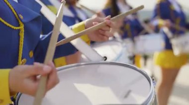 Ukrayna Majoretleri sıraya dizildi ve melodiyi nakavt ediyor. Tatil vesilesiyle sokak performansı. Yüksek kalite 4k görüntü