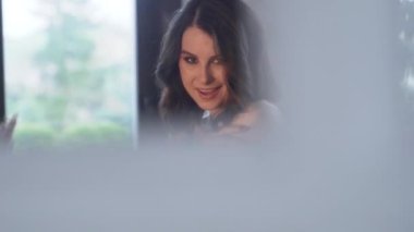 Siyahlı kadın şarkıcılar bir kanepede otururken stüdyoda bir müzik videosu hazırlıyorlar. Yüksek kalite 4k görüntü