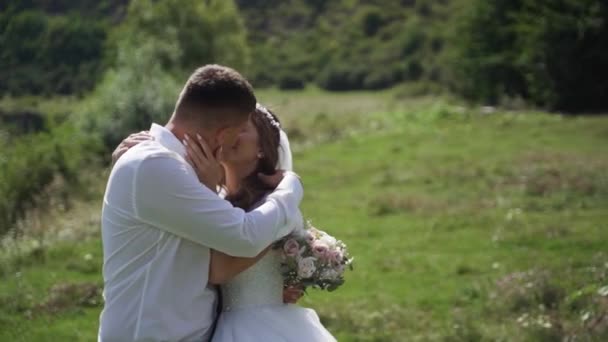 Casamento Casal Correndo Perto Rio Montanha Groom Gira Noiva Segurando — Vídeo de Stock