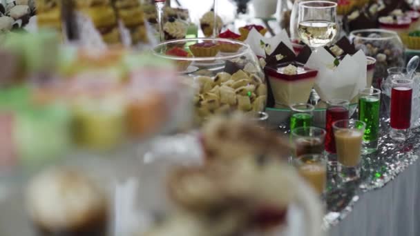 Close Uitzicht Candy Bar Wedding Snoep Buffet Een Bruiloft Verplaatsen — Stockvideo