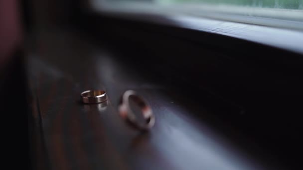 Close Two Gold Wedding Rings Brides Rings Rotates Slow Motion — Stock Video