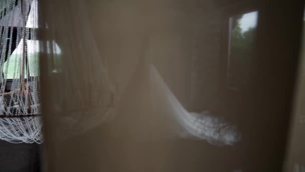 Силуэт Свадебное Платье Стоящее Манекене Перед Окном Высококачественные Fullhd Кадры — стоковое видео