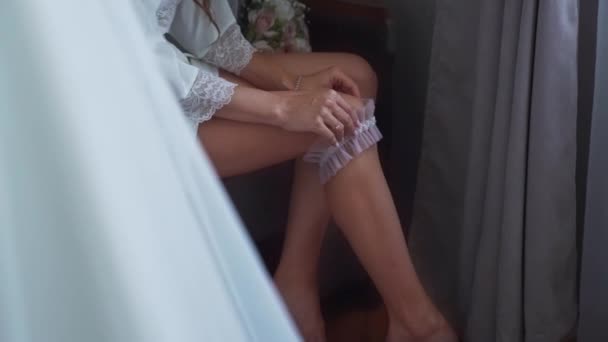 Close Tiro Uma Noiva Sexy Petticoat Colocando Uma Liga Perto — Vídeo de Stock