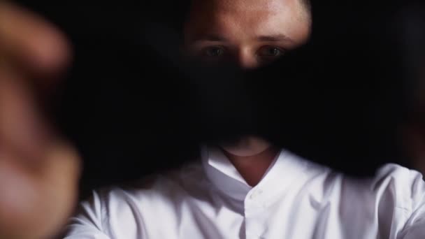 男人在黑色的背景上调整他的领结 优质Fullhd影片 — 图库视频影像