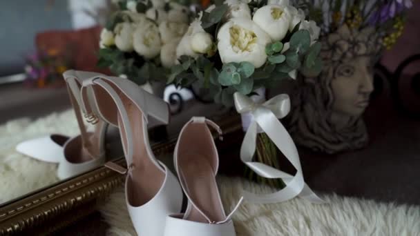 Sapatos Noivas Alianças Casamento Acessórios Ficam Lado Lado Durante Preparação — Vídeo de Stock