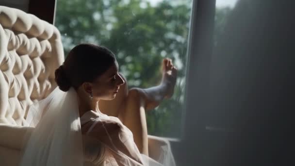 Mulher Sorridente Relaxando Poltrona Suavemente Tocando Com Bouqet Casamento Beleza — Vídeo de Stock