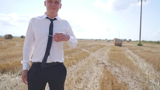 Obchodník Pšeničném Poli Farmář Zkoumá Pěstované Obiloviny Zpomal Vysoce Kvalitní — Stock video