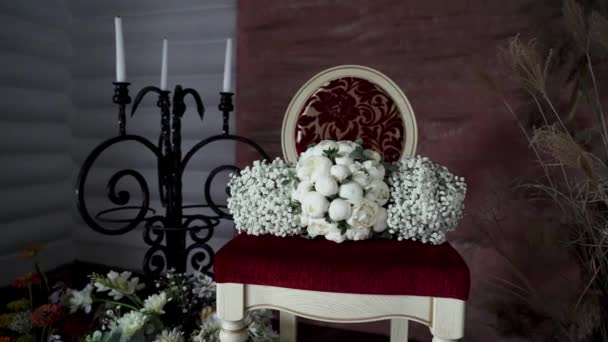 Drei Weiße Blumensträuße Auf Dem Stuhl Hochwertiges Fullhd Filmmaterial — Stockvideo