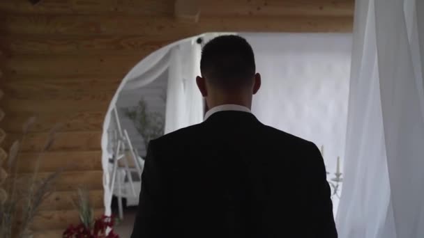 Bruden Väntar Brudgummen Bröllopsdag Titta Först Fotoateljén Högkvalitativ Fullhd Film — Stockvideo