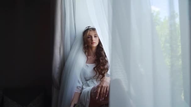 Zblízka Záběr Sexy Nevěsta Spodničce Dávat Podvazky Okna Vysoce Kvalitní — Stock video