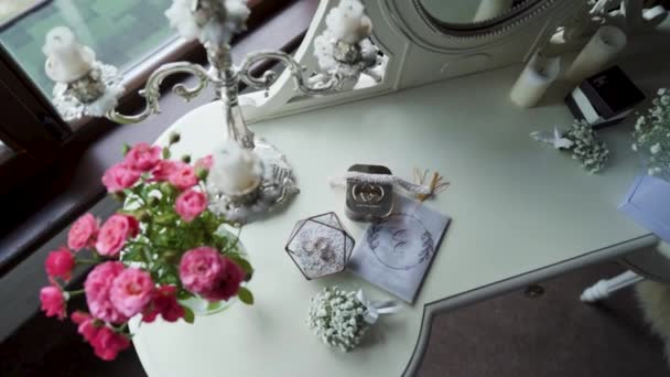 花嫁の靴 結婚指輪および付属品は準備の間に並んで横になる ヒットカメラ 高品質のフルHd映像 — ストック動画