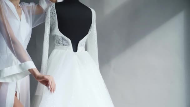 Mempelai Dalam Sutra Memegang Gown Dan Mengagumi Kecantikannya Gaun Pernikahan — Stok Video