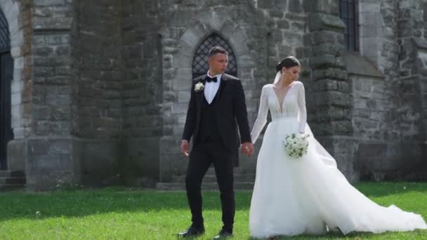 Retrato Recém Casados Linda Noiva Caucasiana Noivo Caminhar Perto Velho — Vídeo de Stock