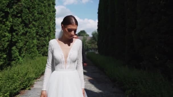 Novomanželský Portrét Krásná Kavkazská Nevěsta Ženich Procházející Poblíž Starého Hradu — Stock video