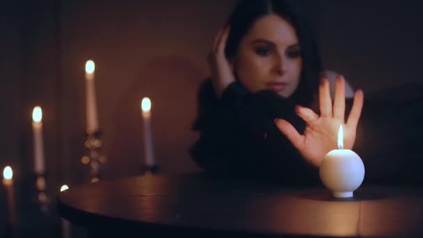 Колдунья Ведьма Совершает Обряд Любовное Заклинание Темной Комнате Горящими Свечами — стоковое видео