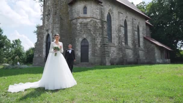 Casal Jovem Seu Dia Casamento Noivo Aproxima Noiva Perto Castelo — Vídeo de Stock