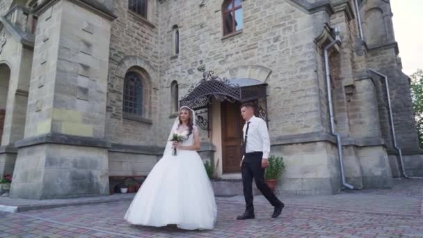 Usmívající Pár Muž Dotýká Nevěsty Ruku Nec Bílý Závoj Vysoce — Stock video