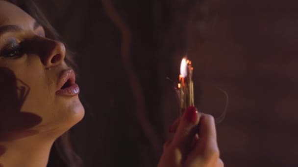 마녀는 어두운 방에서 마법을 부리며 장면을 줄거리를 말한다 고품질 — 비디오