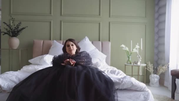 Siyah Elbiseli Seksi Kadın Şarkı Söylüyor Yatakta Uzanıyor Müzik Videosu — Stok video