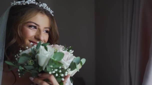 Elegancka Panna Młoda Pozująca Pobliżu Wiszącej Sukni Ślubnej Dzień Ślubu — Wideo stockowe