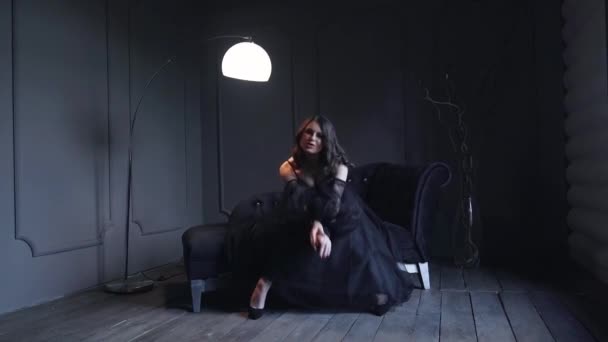Cute Stylowa Kobieta Ładnymi Ciemnymi Włosami Pięknej Czarnej Sukience Emocjonalnie — Wideo stockowe