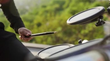 Elektronik bir davul setinden baget alırken ellerinizi yakın tutun. Yüksek kalite 4k görüntü