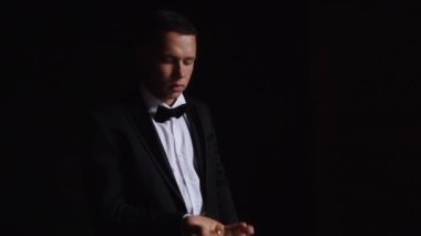 Damat birkaç kez kusar ve alyansları tutar. Düğün sabahı detayları. Ağır çekim. Yüksek kaliteli FullHD görüntüler