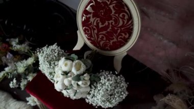 Sandalyede üç tane düğün çiçeği buketi var. Yüksek kaliteli FullHD görüntüler