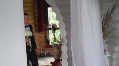 Gelin damadı bekliyor. Düğün günü. Önce fotoğraf stüdyosuna bir bak. Yüksek kaliteli FullHD görüntüler