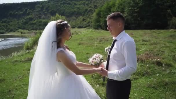 Mladý Zamilovaný Pár Nevěsta Ženich Svatební Den Řeky Užijte Okamžik — Stock video