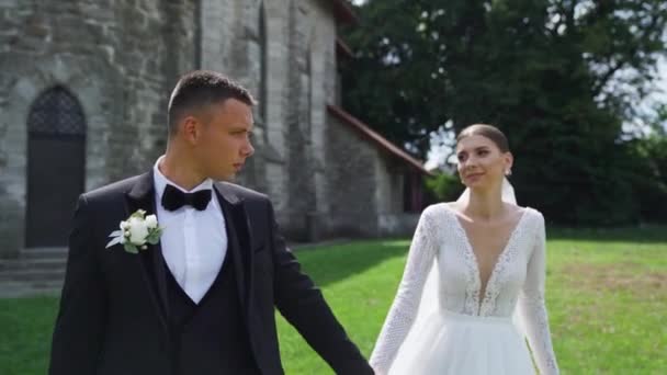 Novomanželský Portrét Krásná Kavkazská Nevěsta Ženich Procházející Poblíž Starého Hradu — Stock video