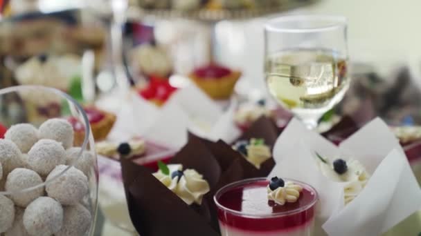 Vista Cerca Candy Bar Wedding Buffet Dulces Una Cámara Movimiento — Vídeo de stock