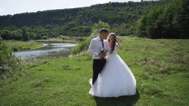 Lykkelig Par Nygifte Som Smiler Går Elvebredden Steadycam Skyter Opptak – stockvideo