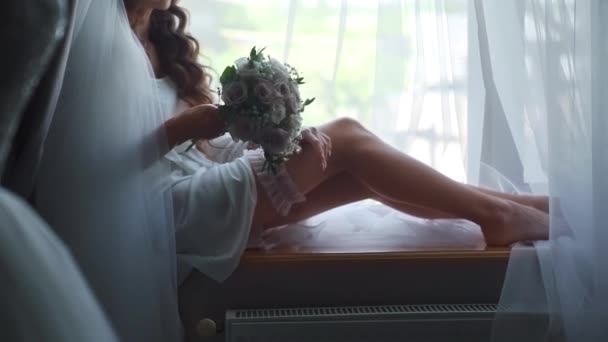 Colpo Vicino Una Sposa Sexy Sottoveste Che Mette Una Giarrettiera — Video Stock