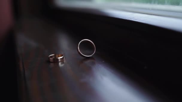 Close Dari Dua Cincin Pernikahan Emas Cincin Pengantin Berputar Dalam — Stok Video