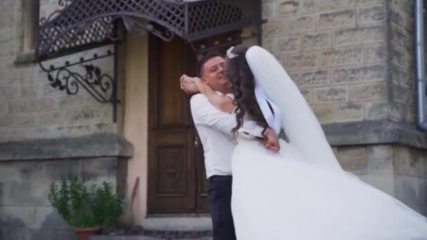 Noiva Girando Noivo Segurando Suas Mãos Dia Casamento Perto Igreja — Vídeo de Stock