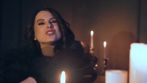 Čarodějnice Zapaluje Svíčky Když Sedí Stolu Ďábelská Čarodějka Připravuje Obřad — Stock video