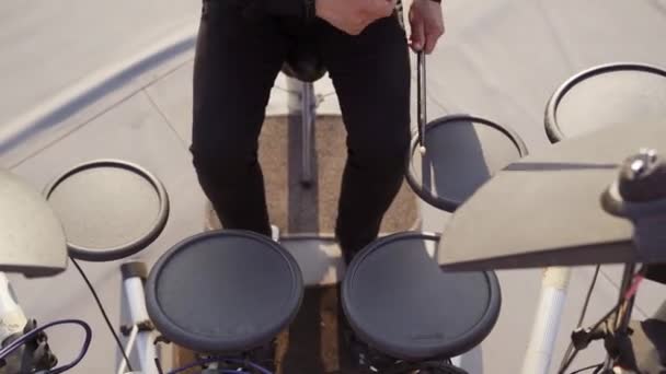 Ręce Perkusistów Grają Elektronicznym Zestawie Perkusyjnym Bliska Strzelając Zachodzie Słońca — Wideo stockowe