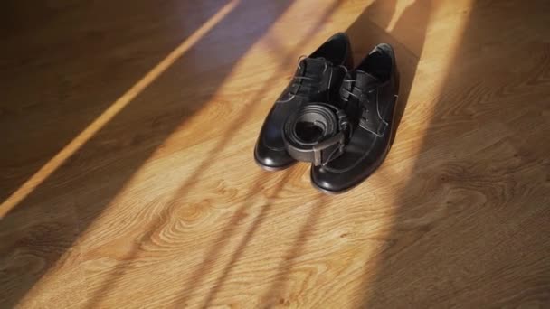 Sapatos Casamento Cinto Fundo Madeira Sol Sombras Roupa Galinha Imagens — Vídeo de Stock