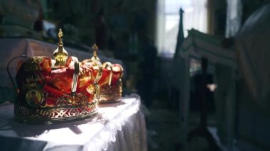 Düğün sırasında ortodoks kilisesinde altın taçların kapanışı, gelin ve damat düğün töreninde taç takma ritüeli. Yüksek kaliteli FullHD görüntüler