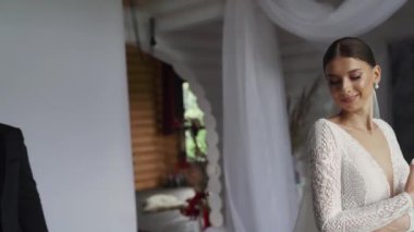 Gelin damadı bekliyor. Düğün günü. Önce fotoğraf stüdyosuna bir bak. Yüksek kaliteli FullHD görüntüler