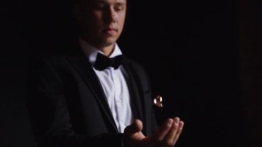 Damat kusar ve nikah yüzüklerini birkaç kez tutar. Düğün sabahı detayları. Ağır çekimde yakın çekim. Yüksek kaliteli FullHD görüntüler