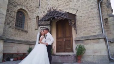 Gülümseyen çift, adam gelinin eline dokunuyor, beyaz duvak. Yüksek kaliteli FullHD görüntüler