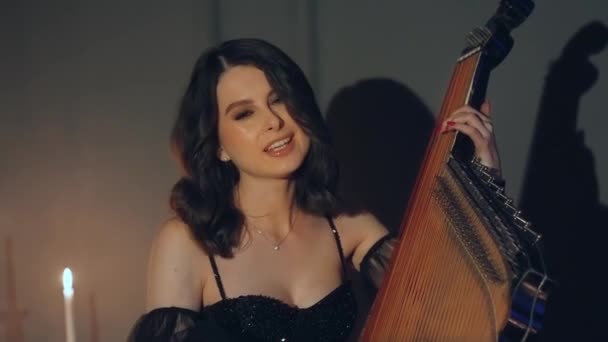 Молодая Красивая Женщина Играет Бандуре Украинского Музыкального Инструмента Темной Комнате — стоковое видео