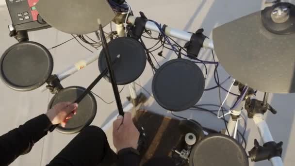 鼓手手在一个电子鼓包上演奏 日落时拍特写 高质量的4K镜头 — 图库视频影像