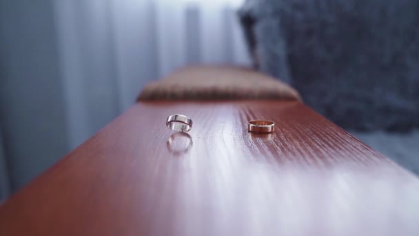 Primo Piano Due Fedi Oro Gli Anelli Delle Spose Ruotano — Video Stock